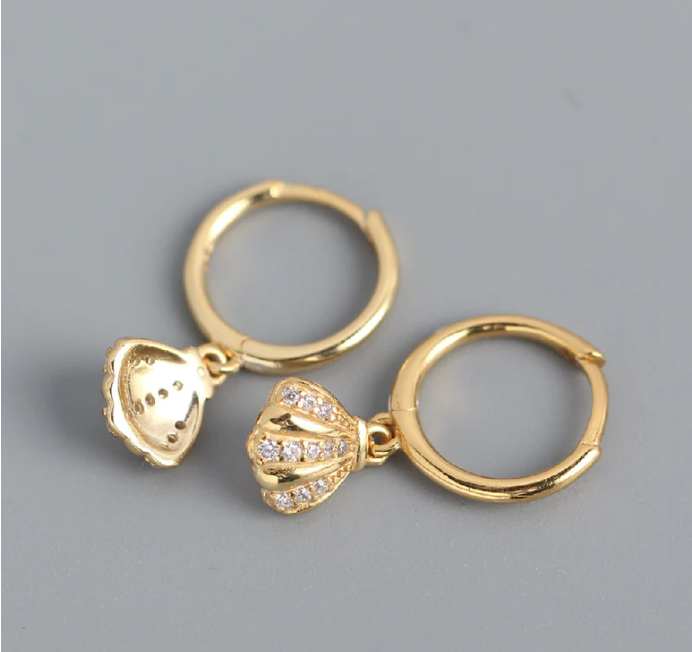 Gold huggie shell shape earring