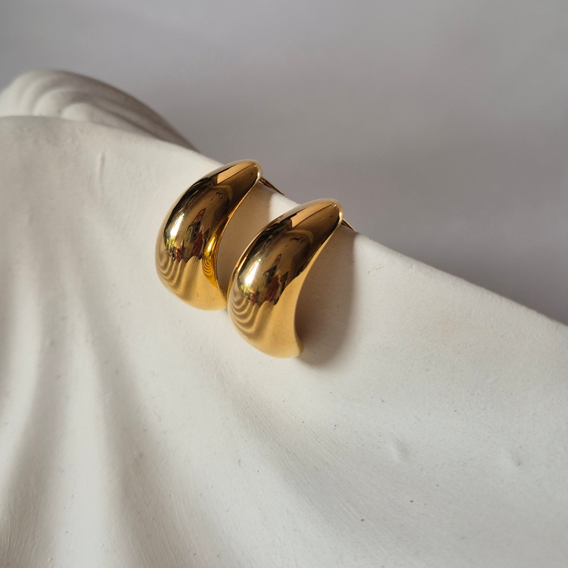 Sorella of May storee earring on prop