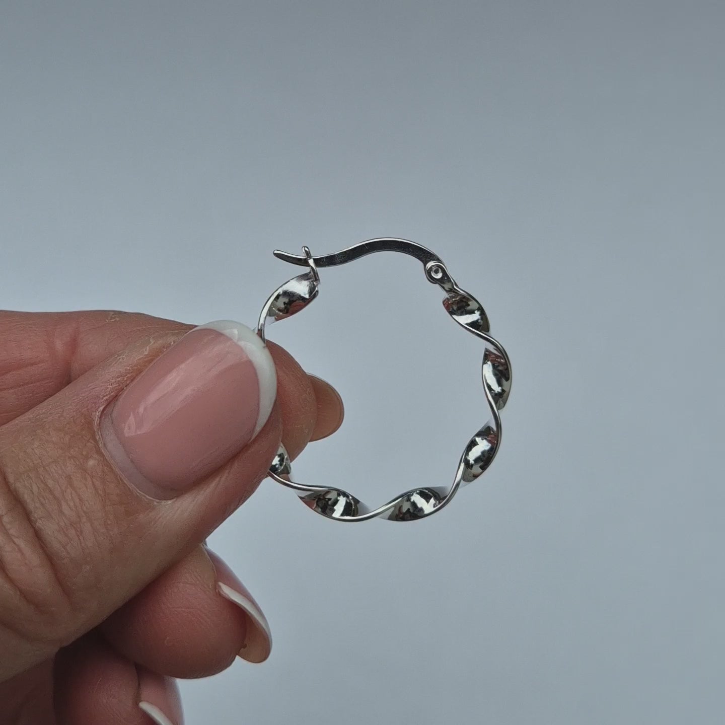 hand holding the Dakota earring